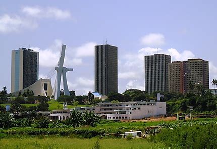 Skyline Abidjan : Cathédrale Saint-Paul d'Abidjan : Abidjan : Abidjan et Lagune : Côte d'Ivoire ...