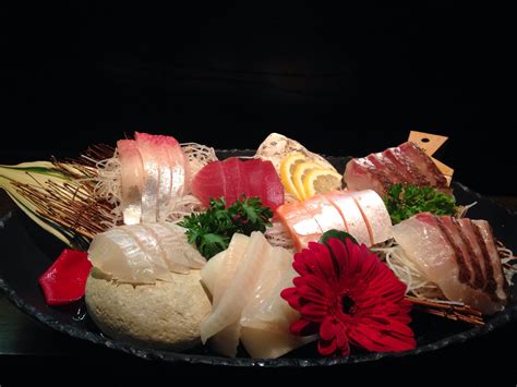 Sashimi platter. Beautiful~! Sashimi Sushi, Sushi Love, Japanese Food, Platter, Table ...