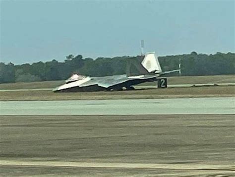 F-22 Raptor’s landing gear collapses in Florida