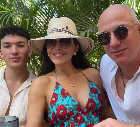 Lauren S ánchez Shares Holiday Snap with Son and Partner Jeff Bezos