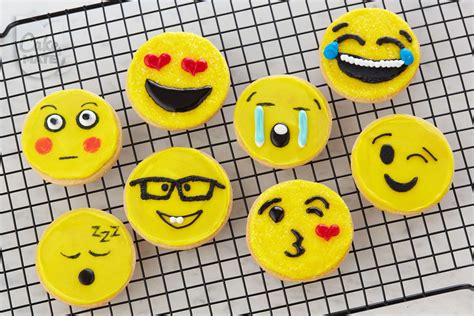 Delicious Emoji Smiley Face Cookies for a Kids Party