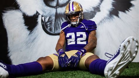 Washington Huskies Unveil Updated Football Uniforms – SportsLogos.Net News