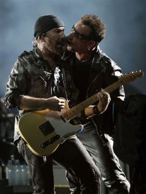 Bono y The Edge (U2), al consejo del fabricante de guitarras Fender ...