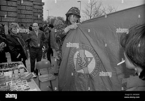 GDR, Berlin, 22.02.1990, SED - flag, wall hype at the Reichstag ...