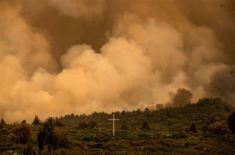 NorCal wildfires burn several homes, force thousands to flee mountain ...