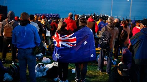 Thousands gather for emotional Gallipoli Anzac Day dawn service | SBS News