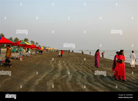 Tourists at Kuakata sea beach. Patuakhali, Bangladesh Stock Photo - Alamy