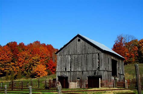 Beautiful Autumn Barn Photos - Fall Foliage Pictures