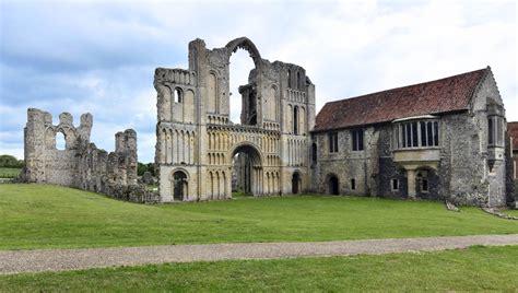 A photo slideshow of Castle Acre Priory - Pictures of England