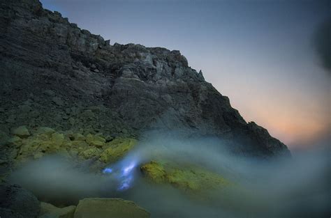 Rivers of Molten Sulphur in an Indonesian Volcano – Fubiz Media