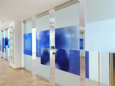 Movable glass partition walls can not only turn the hall into a small banquet hall or multiple ...