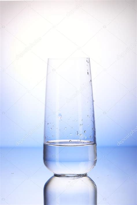 One-third full drinking glass with reflection in drops of water — Stock ...