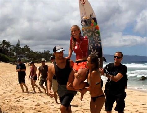 Shark-attack survivor Bethany Hamilton wins women's surfing event - CBS ...