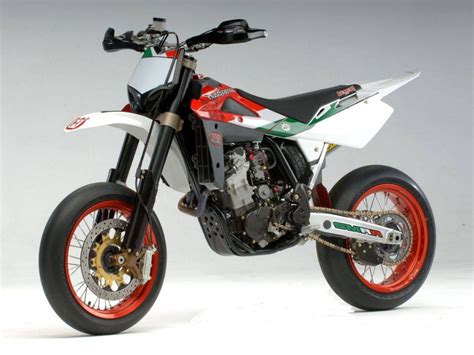 Triumph Super motard - Moto.ZombDrive.COM