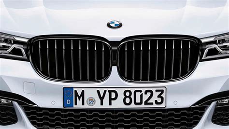 M Performance kidney grille in black high-gloss