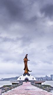 Guan Yin Statue | 再来一张远观的观音像。 | Tim Wang | Flickr