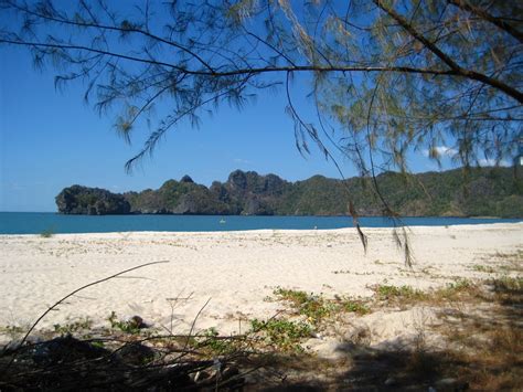 DESTINATION: LANGKAWI: Tanjung Rhu Beach