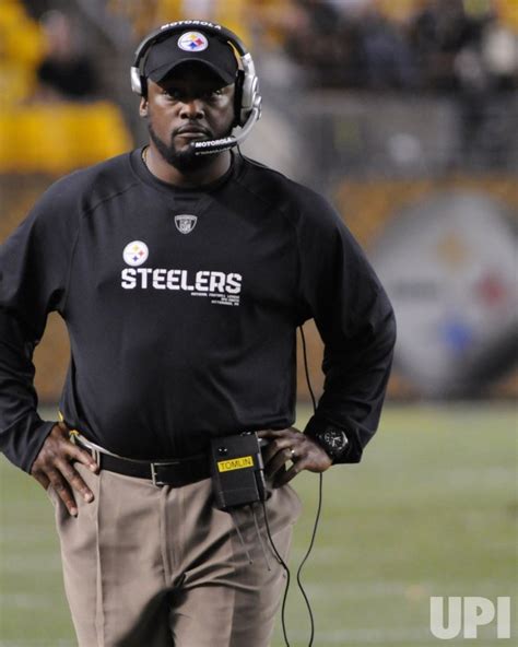 Photo: Pittsburgh Steelers Coach Mike Tomlin on sidelines in Pittsburgh ...