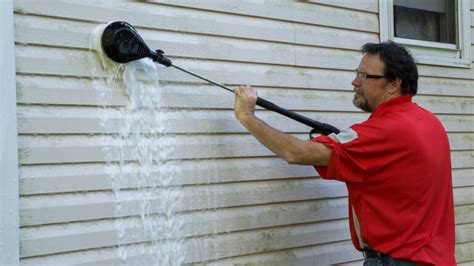 A Step-by-Step Guide to Cleaning Vinyl Siding | MYMOVE