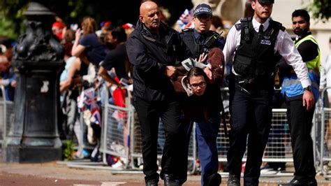 Protesters dragged away by police as they storm Queen's Jubilee parade ...