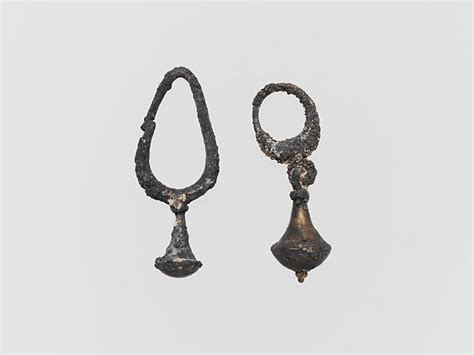 Earring with leech and box pendant | Cypriot | Archaic | The Metropolitan Museum of Art