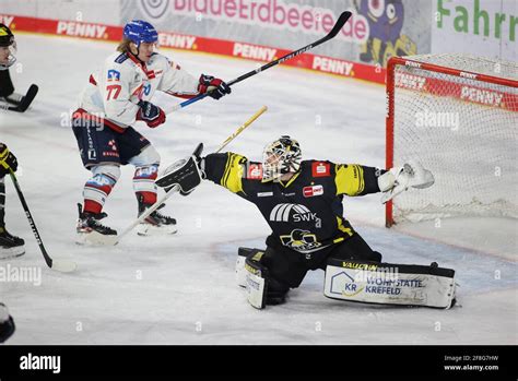 Krefeld, Deutschland. 13th Apr, 2021. firo: 13.04.2021 Ice Hockey DEL ...