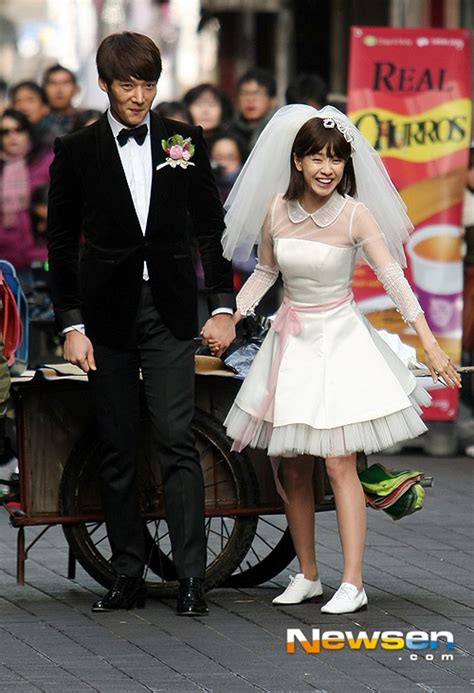 More BTS Photos Of Choi Jin Hyuk & Song Ji Hyo’s Wedding Sprint For “Emergency Couple” | Couch ...