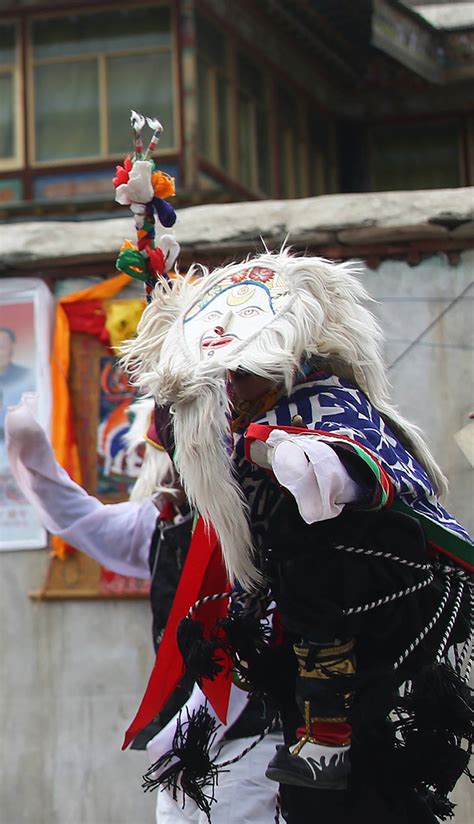 performance of Tibetan Ethnic | China & Asia Cultural Travel