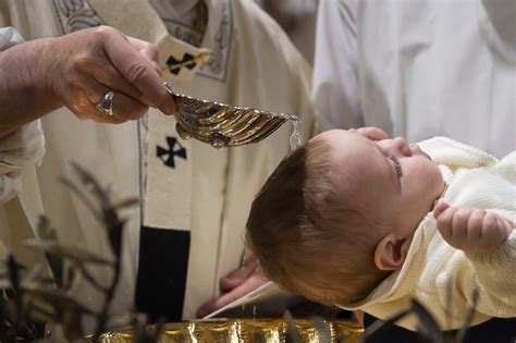 Il prete sbaglia la formula del battesimo per 26 anni: sacramenti ...