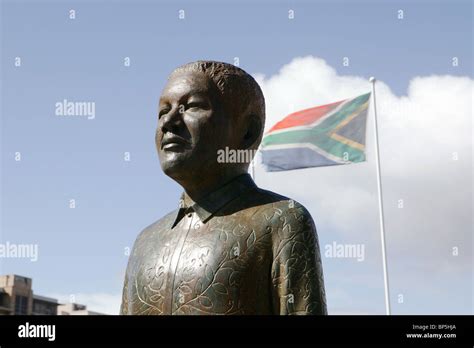 Nelson mandela statue cape town hi-res stock photography and images - Alamy