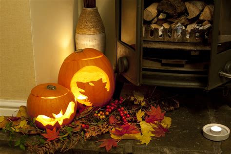 Image of Two glowing jack-o-lantern pumpkins | CreepyHalloweenImages