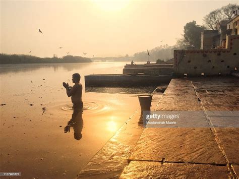 Hindu Morning Prayer During Sunrise In Yamuna Ghat River In New Delhi ...