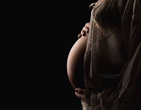 Black background maternity image | Maternity photography studio, Studio maternity photos ...