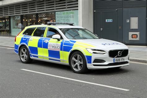 KU18 YFH | Police cars, British police cars, Emergency vehicles