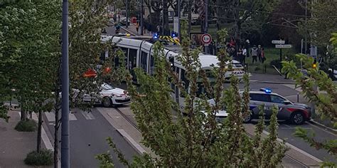 [Photos] Accident entre un tram et une voiture près de Lyon - Impact FM