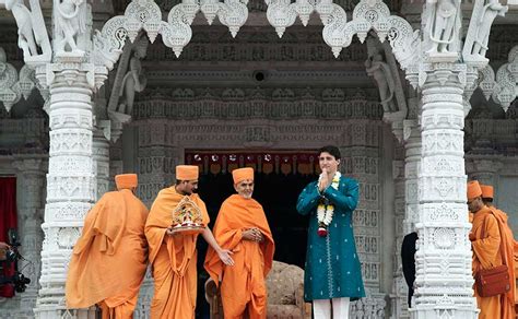 Justin Trudeau dons kurta, performs puja at BAPS Shri Swaminarayan ...