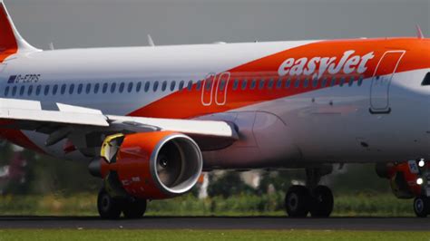 EasyJet Airbus A320 landing 8099163 Stock Video at Vecteezy