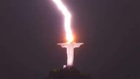 'What a shot!': Lightning hits Brazil's Christ statue, photo stuns ...