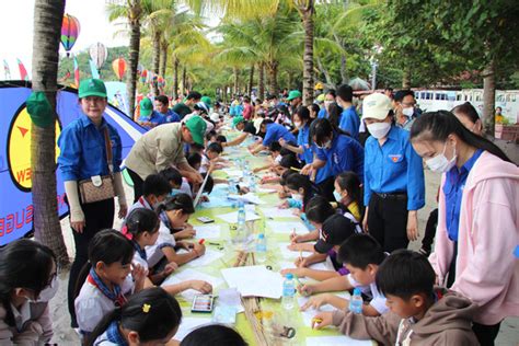 Kite performance on Ha Tien beach - Vietnam Tourism