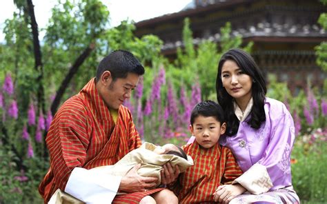 King and Queen of Bhutan introduce newborn son in sweet family portraits | London Evening ...