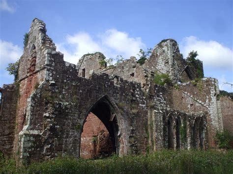 Ruins of Calder Abbey © John Lord cc-by-sa/2.0 :: Geograph Britain and ...