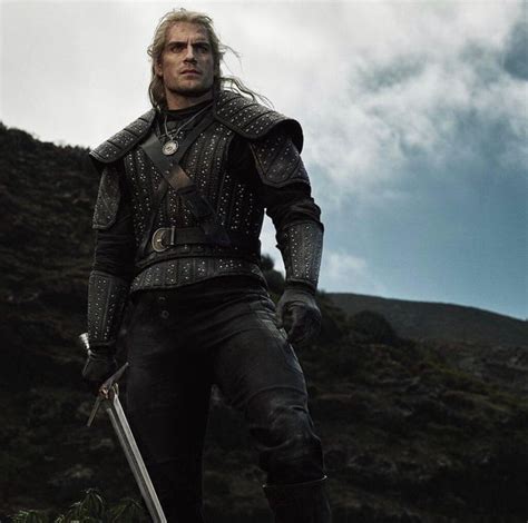 THE WITCHER: Henry Cavill's Geralt Of Rivia Wields His Steel Sword In ...