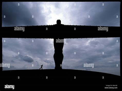 ANGEL OF THE NORTH BY BRITISH SCULPTOR ANTONY GORMLEY AT GATESHEAD ...