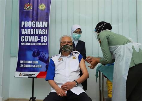 Malaysia Senior Minister of Defence Ismail Sabri Yaakob Receives Covid-19 Vaccination - MY ...