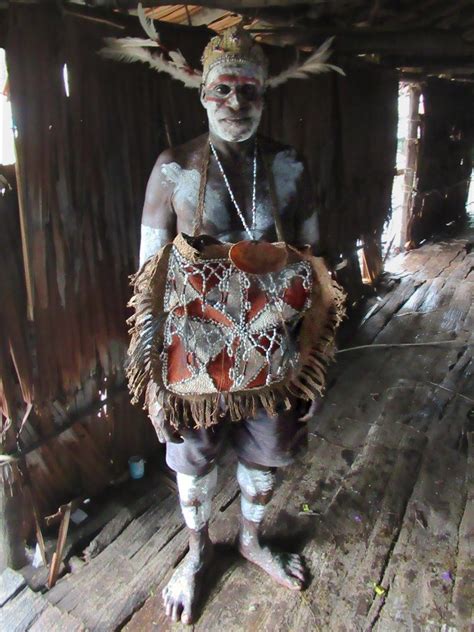 An Asmat tribesman in Syuru village at Agats, West Papua (Irian Jaya ...