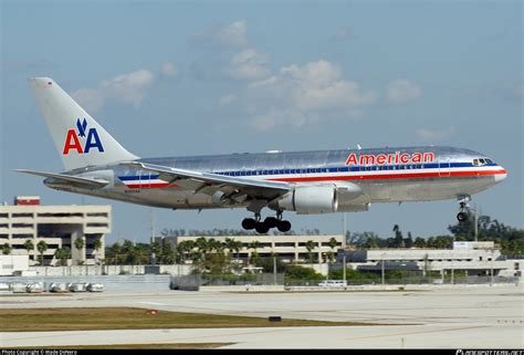 N320AA American Airlines Boeing 767-223ER Photo by Wade DeNero | ID 087247 | Planespotters.net