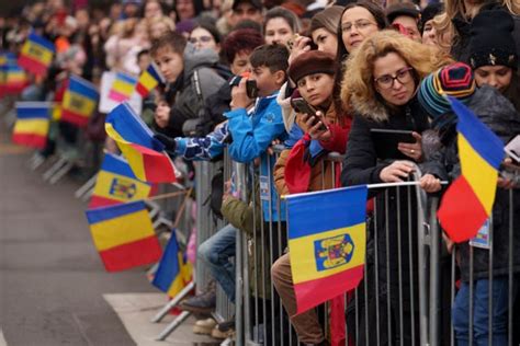 Tens of thousands watch military parade marking Romania’s national day ...