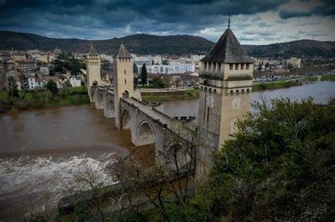 Pont Valentré à Cahors - Le pont Valentré , également appelé pont du Diable, est un pont ...