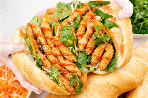 Bánh mì chả cá Nha Trang: 9 quán ngon dậy hương vị biển khơi