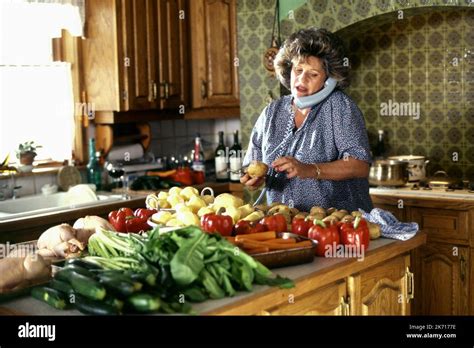 LAINIE KAZAN, MY BIG FAT GREEK WEDDING, 2002 Stock Photo - Alamy